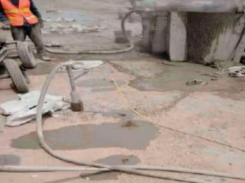 新兴水泥混凝土路面板底注浆技术 路面脱空注浆整治方案